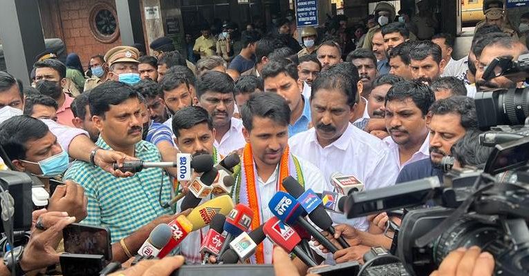 വിമാനവീരന്‍മാര്‍ക്ക്  വന്‍  വരവേല്‍പ്പ്–