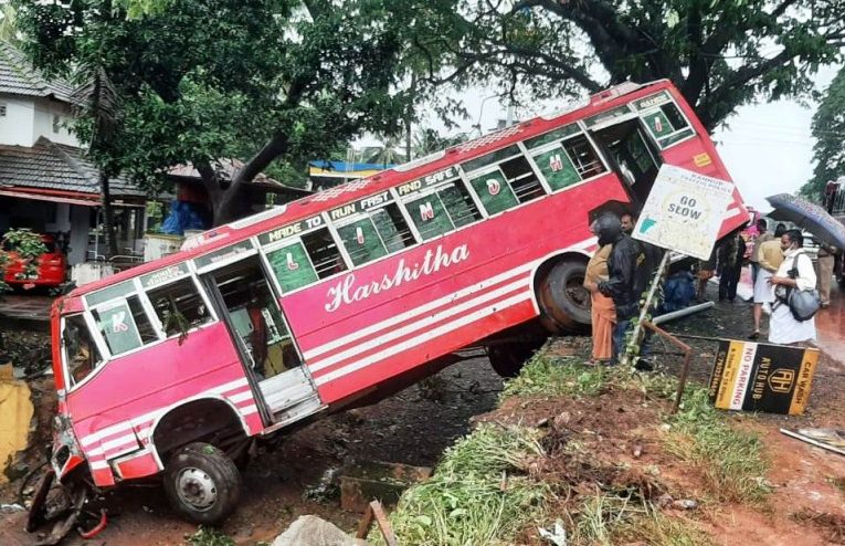 ബസ് നിയന്ത്രണംവിട്ട് മറിഞ്ഞ് നാല് പേര്‍ക്ക് പരിക്ക്.