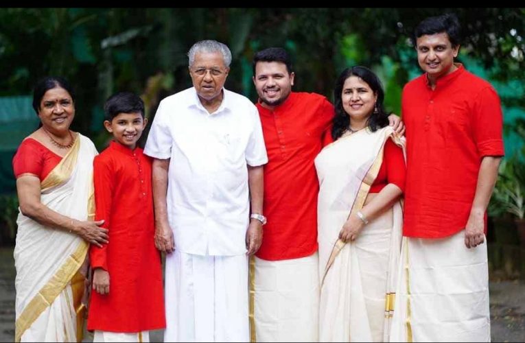 റെഡ് ഫാമിലി–മുഖ്യമന്ത്രിയുടെയും കുടുംബത്തിന്റെയും ഓണച്ചിത്രം വൈറലായി.