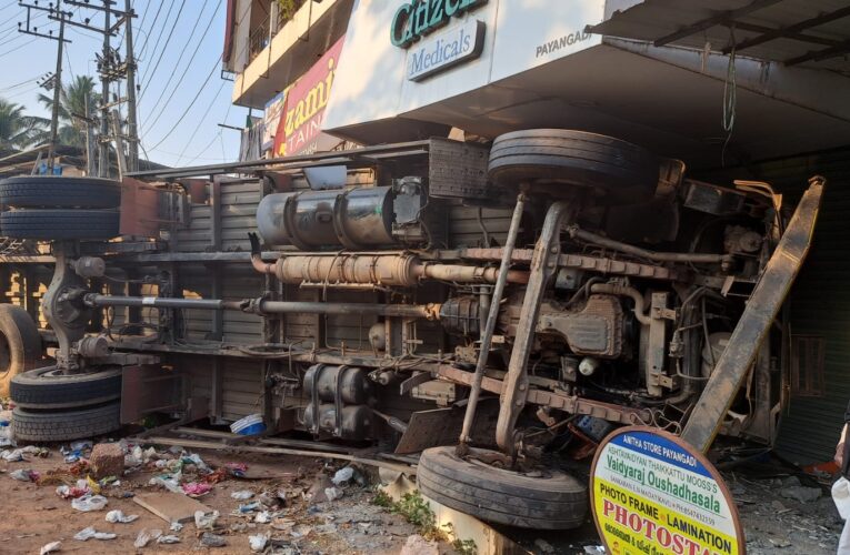 ചരക്ക് ലോറി മറിഞ്ഞ് പരിക്കേറ്റത് രണ്ടുപേര്‍ക്ക്-ഒരു നാടോടിസ്ത്രീക്ക് അജ്ഞാതവാഹനമിടിച്ച് പരിക്ക്.