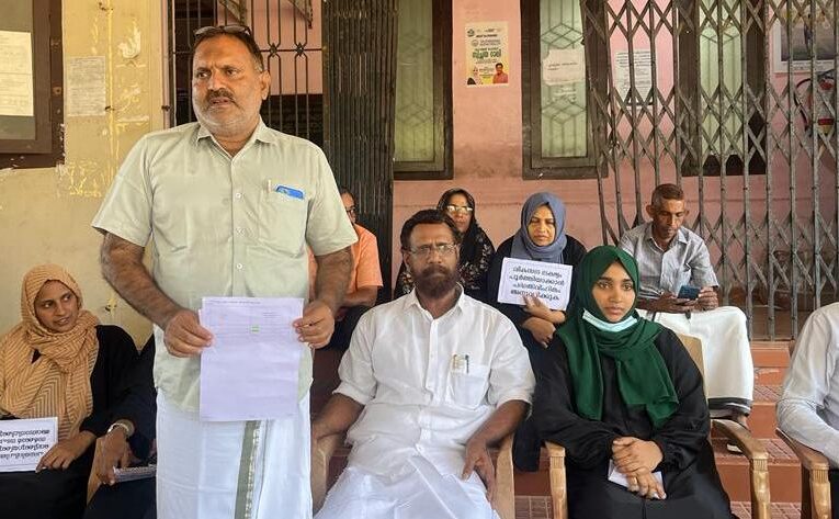 തളിപ്പറമ്പ് നഗരസഭാ ഓഫീസിന് മുന്നില്‍ യുഡി.എഫ് കൗണ്‍സിലര്‍മാര്‍ കുത്തിയിരിപ്പ് സമരം നടത്തി.