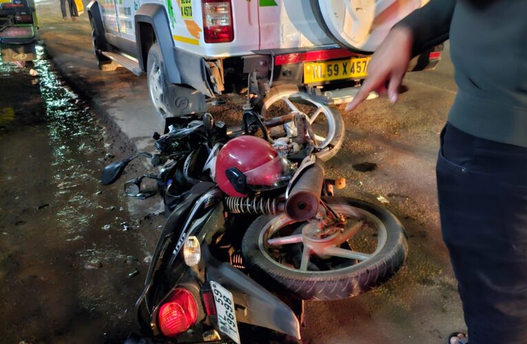 നിര്‍ത്തിയിട്ട ആംബുലന്‍സിന് പിറകില്‍ നിയന്ത്രണംവിട്ട ബൈക്ക് ഇടിച്ച് രണ്ടുപേര്‍ക്ക് പരിക്കേറ്റു.