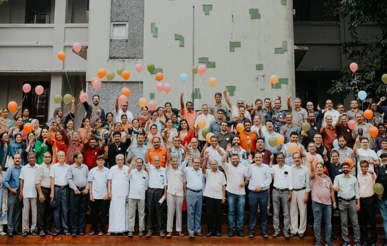 26 വര്‍ഷത്തിനുശേഷം കലാലയ മുറ്റത്ത് പഴയ കഥകള്‍ പറഞ്ഞ് അപൂര്‍വ്വമായ ഒത്തുചേരല്‍