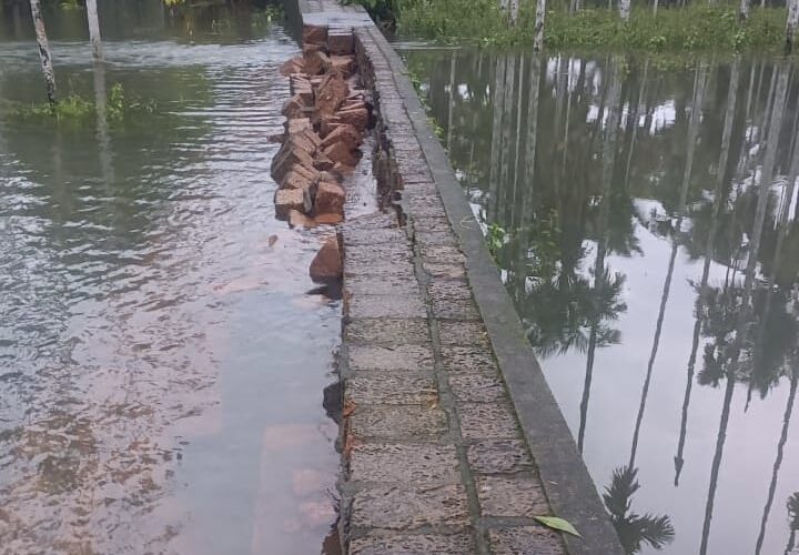 കനത്ത മഴയിൽ നടപ്പാലം തകർന്നു.