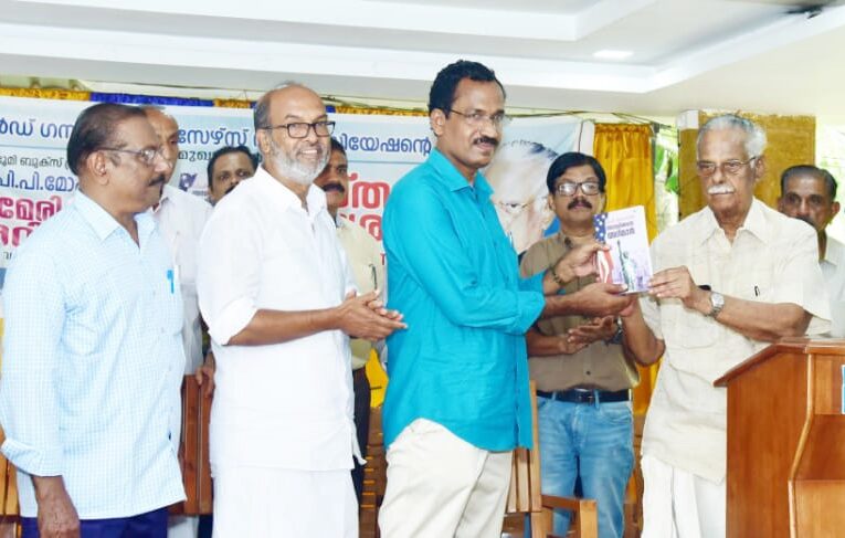 യാത്രാവിവരണം-ഒപ്പം അമേരിക്കയേക്കുറിച്ചുള്ള മികച്ച കൈപ്പുസ്തകവും-അമേരിക്കയെ അറിയാന്‍ ടി.പത്മനാഭന്‍ പ്രകാശനം ചെയ്തു.