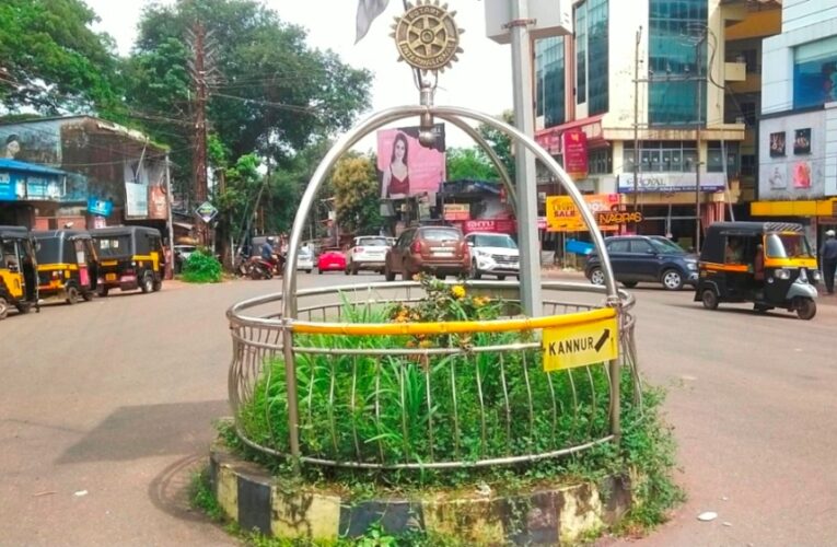 റോട്ടറി ക്ലബ്ബിന് ഈ ട്രാഫിക് സര്‍ക്കിള്‍ അപമാനസ്തംഭമല്ലേ-?