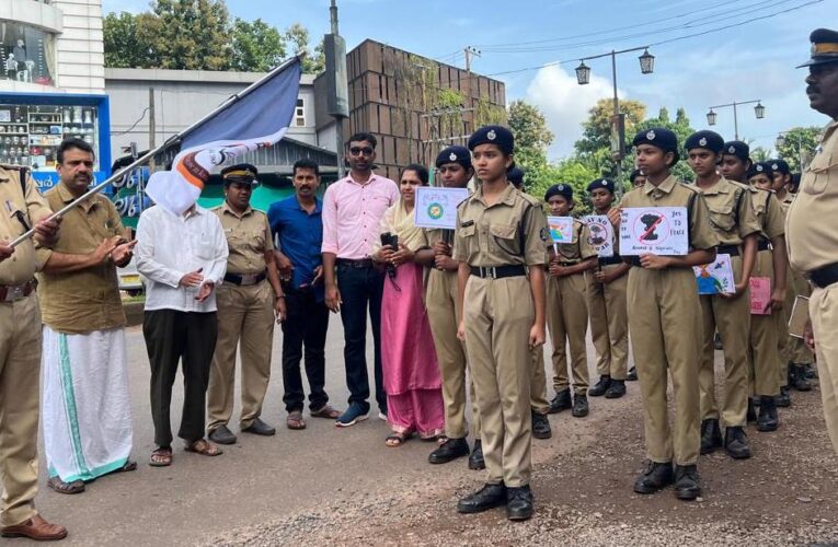 സ്‌കൂള്‍ സ്റ്റുഡന്റ് പോലീസ് കേഡറ്റ് യുദ്ധവിരുദ്ധ റാലി നടത്തി.