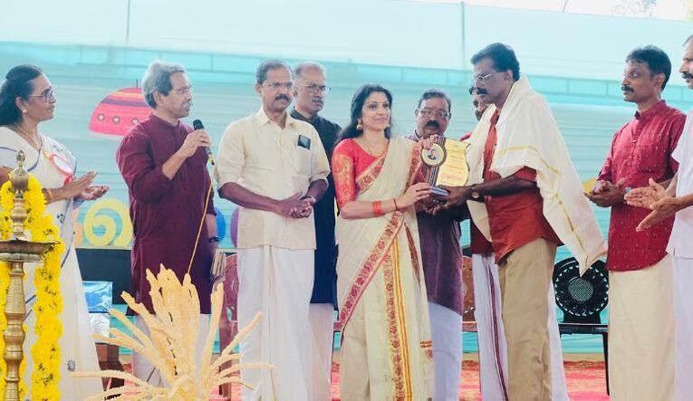 ആര്‍ട്ടിസ്റ്റ് മോഹനന് നമ്മളൊന്നിന്റെ ആദരവ്-ഡോ.ഷീബ ദാമോദരന്‍ ഉപഹാരം നല്‍കി.