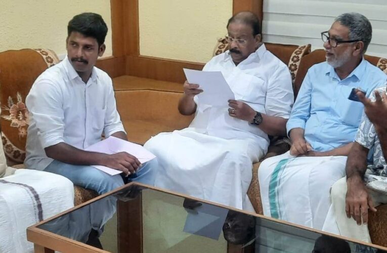 താഴെ ബക്കളത്ത് അടിപ്പാത വേണം-മുസ്ലിംലീഗ് ശാഖാ കമ്മറ്റി കെ.സുധാകരന്‍ എം.പിക്ക് നിവേദനം നല്‍കി.