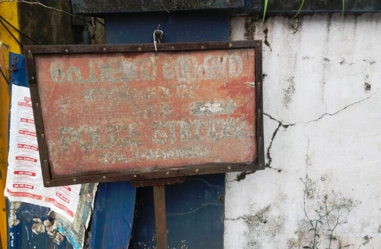 തളിപ്പറമ്പ് പോലീസ് വക ഒരു കുതിരവട്ടം ദിശാ ബോര്‍ഡ്