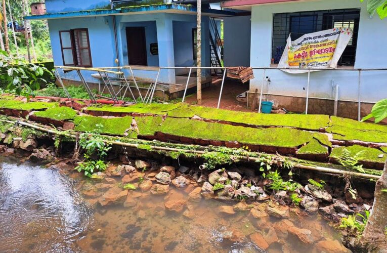 അങ്കണവാടിയുടെ ചുറ്റുമതില്‍ ഇടിഞ്ഞു, രക്ഷിതാക്കള്‍ ഭീതിയില്‍.