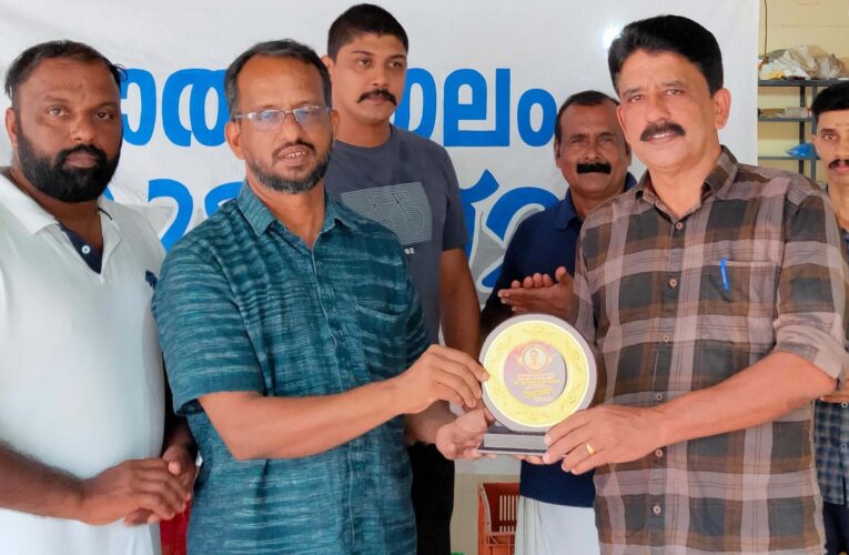 എസ്.ഐ ഇ.ടി.സുരേഷ്‌കുമാറിനെ മാതമംഗലം കൂട്ടായ്മ ആദരിച്ചു.