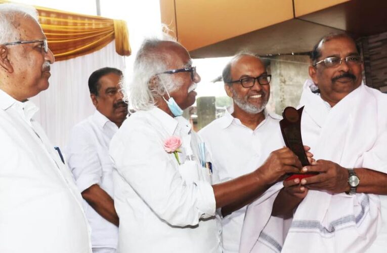 കെ.സി.സോമന്‍ നമ്പ്യാരെ കേരളാ ഖാദി ഗ്രാമവ്യവസായ ബോര്‍ഡ് ആദരിച്ചു.