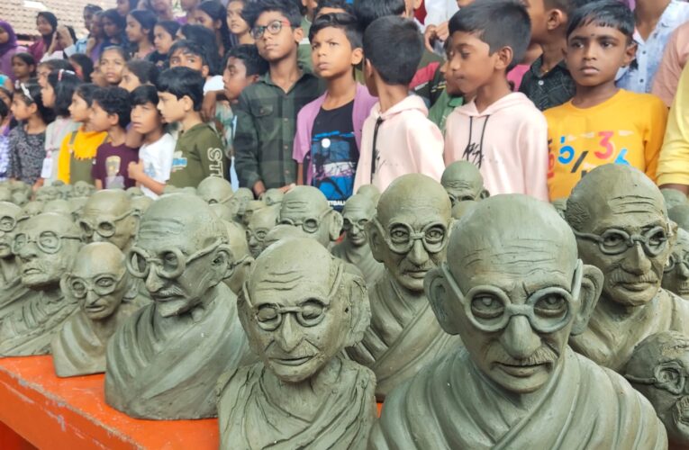 154-ാം ജന്‍മവാര്‍ഷികത്തില്‍ 154 ഗാന്ധി പ്രതിമകളുമായി ചെമ്പ്രക്കാനം ശില്‍പ്പകലാ അക്കാദമി.