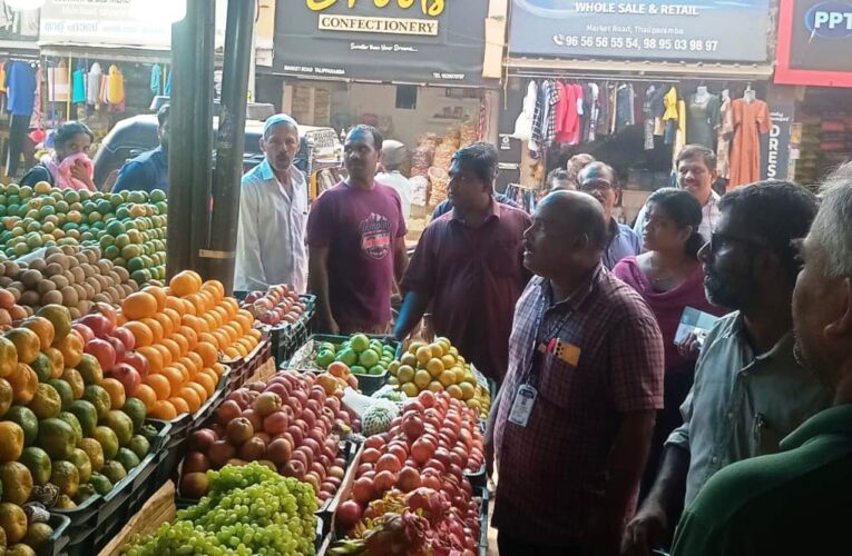 തളിപ്പറമ്പ് മാര്‍ക്കറ്റ് റോഡ് കൈയ്യേറിയുള്ള കച്ചവടങ്ങള്‍ ഒഴിപ്പിക്കാന്‍ നേരിട്ടിറങ്ങി നഗരസഭ സെക്രട്ടറി