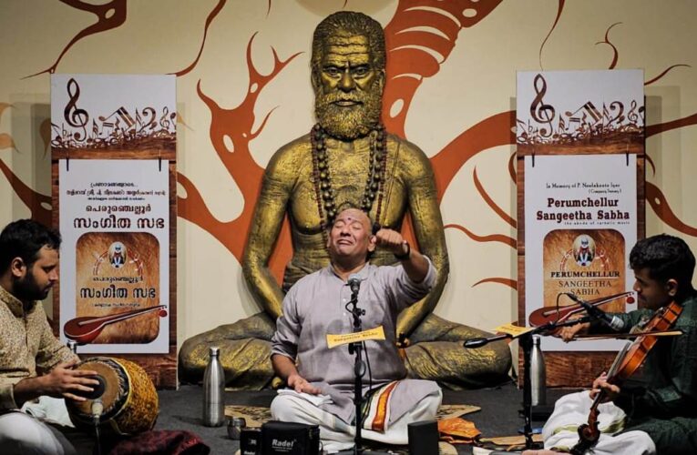 ശബ്ദ സൗന്ദര്യത്തിന്റെ അനന്യ ചാരുത അര്‍പ്പിച്ച് പെരുഞ്ചെല്ലൂരില്‍ ഡല്‍ഹി മുത്തുകുമാര്‍