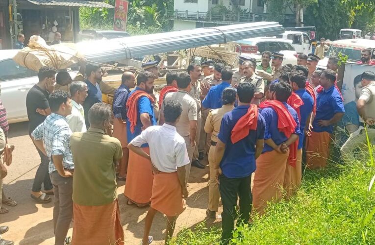 പോര്‍ക്കലിയില്‍ വീണ്ടും പോരും കലിയും-മാതമംഗലത്ത് ചുമട്ടുതൊഴിലാളികളുമായി തര്‍ക്കം.