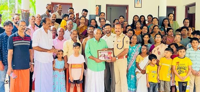 എസ്.ഐ പി.പി.ദിനേശനെ ചെറുവിച്ചേരി പുതിയ പുരയില്‍ കൊട്ടങ്ങേര തറവാട് കമ്മിറ്റി ആദരിച്ചു.