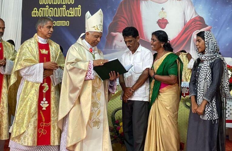 ബൈബിള്‍ ഹിന്ദിയിലെഴുതിയ വിജയകുമാറിന് അനുമോദനം.