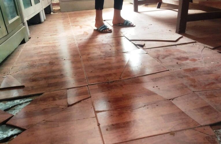 നഗരസഭാ ലൈബ്രറിക്കകത്തെ ടൈലുകള്‍ പൊട്ടിത്തെറിക്കുന്നു-