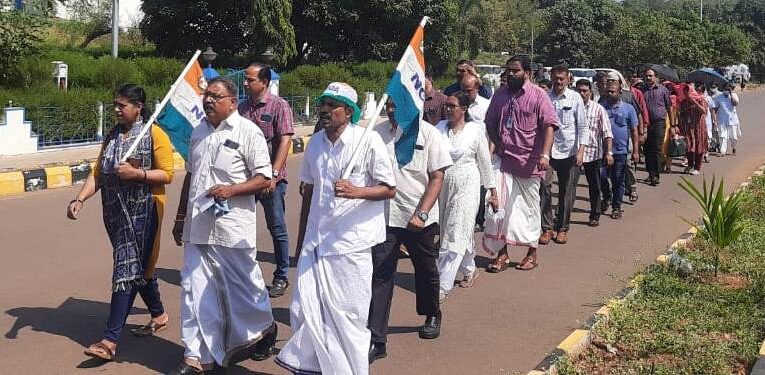 പണിമുടക്കിന് ഐക്യദാര്‍ഡ്യം-മെഡിക്കല്‍ കോളേജില്‍ പ്രകടനം നടത്തി