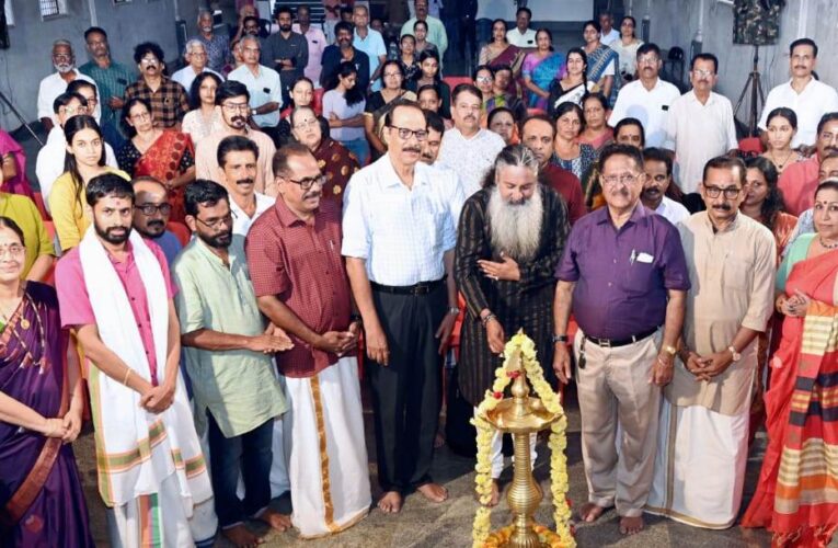 ത്യാഗരാജ-പുരന്ദരദാസ സംഗീതാരാധനയ്ക്ക് തിരിതെളിഞ്ഞു.പെരിഞ്ചല്ലൂര്‍ സംഗീത സഭ സ്ഥാപകന്‍ വിജയ് നീലകണ്ഠന്‍ ഭ്രദ്രദീപം തെളിയിച്ച് ഉല്‍ഘാടനം ചെയ്തു.