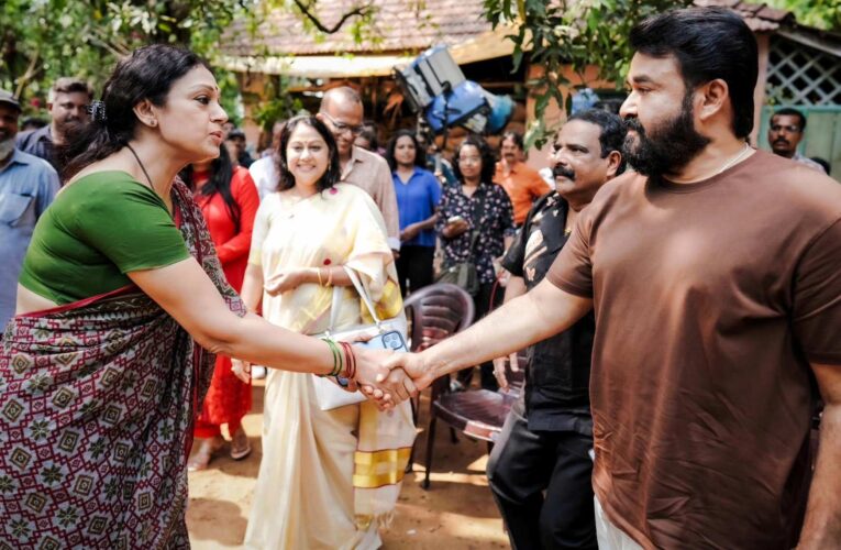 മോഹന്‍ലാലും ശോഭനയും കൈകൊടുത്ത് ആരംഭിച്ചു-ലാലിന്റെ 360-ാം സിനിമ.