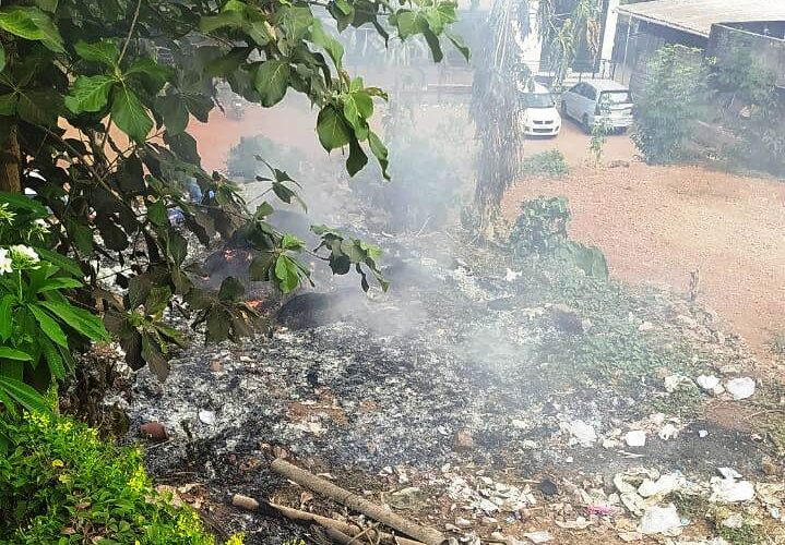 പരസ്യമായി പ്ലാസ്റ്റിക്ക് കത്തിക്കല്‍-നടപടി എടുത്തില്ലെന്ന് ആക്ഷേപം