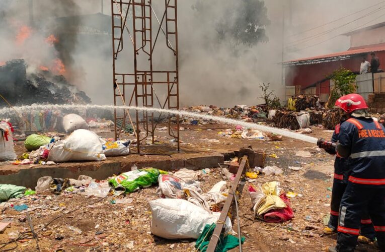 വന്‍ പ്ലാസ്റ്റിക്ക് ശേഖരത്തിന് തീപിടിച്ചു, തളിപ്പറമ്പ് അഗ്നിരക്ഷാസേനയുടെ ഇടപെടല്‍ വന്‍ദുരന്തം ഒഴിവാക്കി.