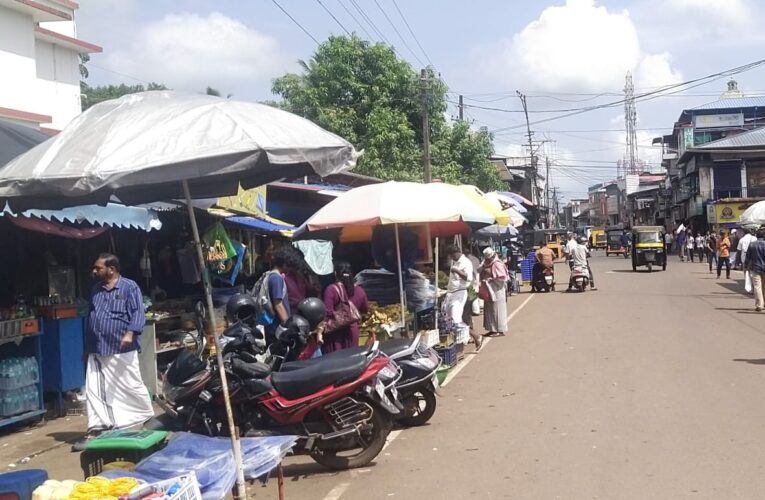 തളിപ്പറമ്പ് മെയിന്‍ റോഡില്‍ കയ്യേറ്റക്കുടകളുടെ പൂരം തന്നെ.