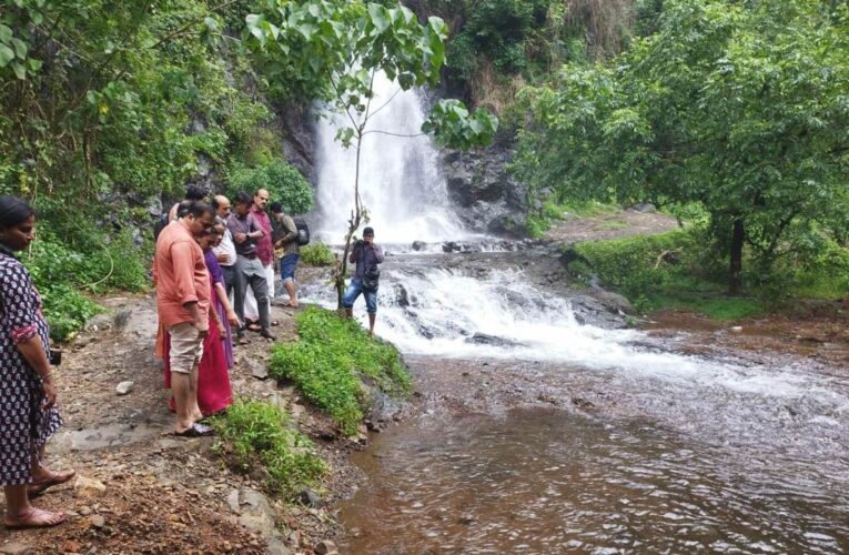 ആരോഗ്യവകുപ്പ് അധികൃതര്‍ വെള്ളം ശേഖരിച്ചു, പരിശോധനാഫലം വരുന്നതുവരെ കാരക്കുണ്ടിലേക്ക് പ്രവേശനമില്ല.