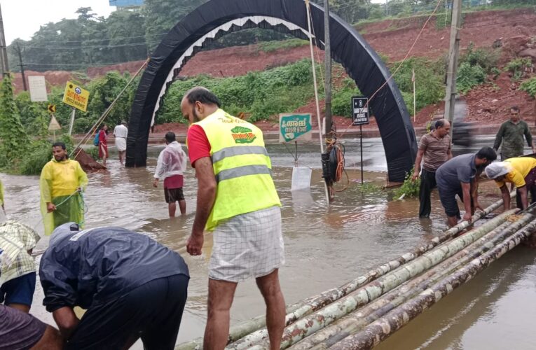 കുളപ്പുറം പാലത്തിന്‍ മേല്‍ താല്‍ക്കാലിക കവുങ്ങ്പാലം പണിത് പരിയാരത്തെ എസ്.വൈ.എസ് സാന്ത്വനം പ്രവര്‍ത്തകര്‍.