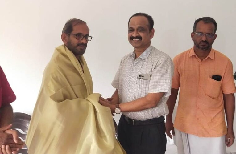 രാഘവന്‍ കടന്നപ്പള്ളിക്ക് പരിയാരം പ്രസ്‌ക്ലബ്ബിന്റെ അനുമോദനം.