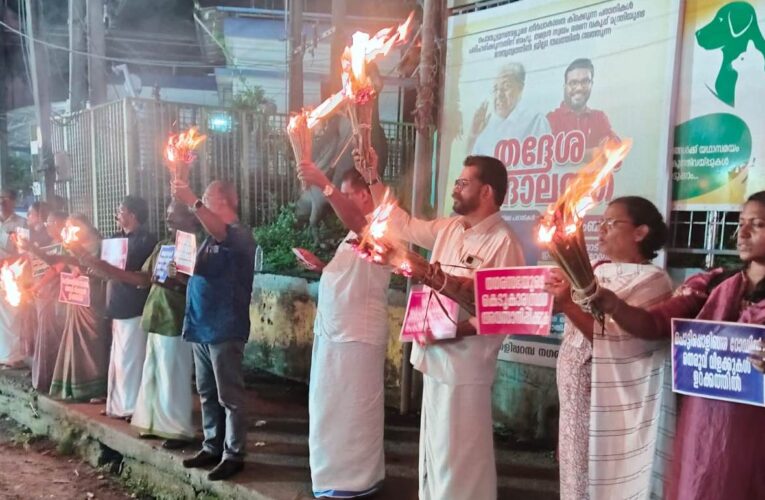തളിപ്പറമ്പില്‍ ചൂട്ടുവെളിച്ചം മാത്രം-പ്രതിപക്ഷ കൗണ്‍സിലര്‍മാര്‍ പ്രതിഷേധപ്രകടനം നടത്തി.