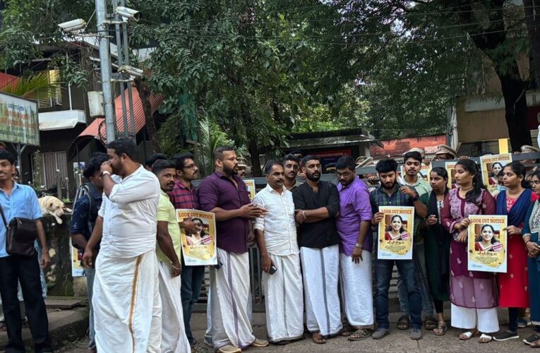 തളിപ്പറമ്പില്‍ ലുക്കൗട്ട് നോട്ടീസ് പതിക്കല്‍ സമരം