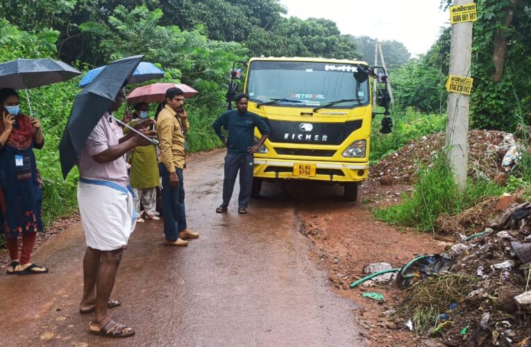 താഴെ ചൊർക്കള- മുയ്യം റോഡരികിൽ മാലിന്യം തള്ളിയ ടിപ്പർ ലോറി കൈയ്യോടെ പിടികൂടി പഞ്ചായത്ത് വാർഡ് മെമ്പർ