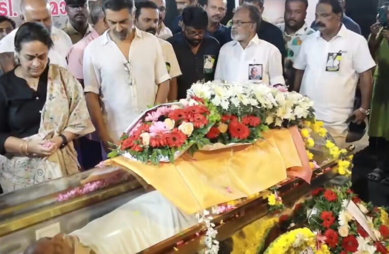 അവസാനം മക്കള്‍ എത്തി, ടി പി മാധവന് വിട-മകനും സംവിധായകനുമായ രാജ കൃഷ്ണ മേനോന്‍, മകള്‍ ദേവിക റാവു എന്നിവരാണ് പൊതുദര്‍ശന വേദിയില്‍ എത്തിയത്