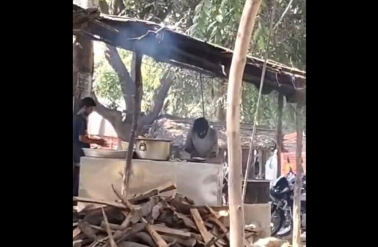 റൊട്ടി ചുടുമ്പോള്‍ തുപ്പലോട് തുപ്പല്‍-ഹോട്ടല്‍ ജീവനക്കാരന്‍ പിടിയില്‍.