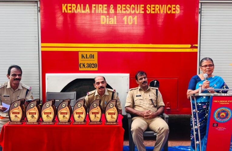 മികച്ച നേട്ടം കൈവരിച്ച ജീവനക്കാരെയും സിവില്‍ ഡിഫന്‍സ് അംഗങ്ങളേയും ഫയര്‍ഫോഴ്‌സ് ആനുമോദിച്ചു.