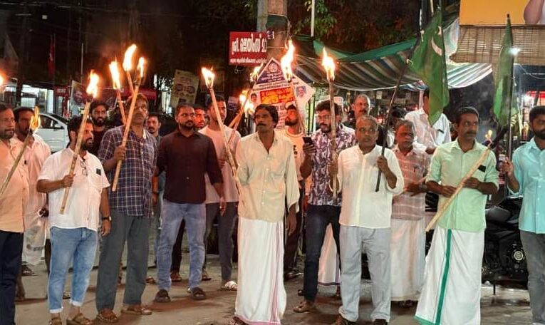 മുസ്ലിംലീഗ് പൂവത്ത് പന്തം കൊളുത്തി പ്രകടനം നടത്തി