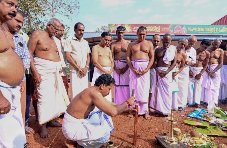 കന്നിക്കലവറക്ക് കുറ്റിയടിച്ചു- പാലയ്ക്ക് കുറിയിട്ടു-മാതമംഗലം മുച്ചിലോട്ട് കാവ് പെരുങ്കളിയാട്ടത്തിനൊരുങ്ങി.