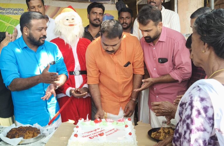 പൊതിച്ചോറിനൊടൊപ്പം ക്രിസ്തുമസ് കേക്കും വിതരണം ചെയ്ത് ഡിവൈഎഫ്‌ഐ