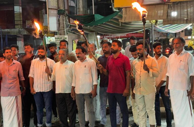 വൈദ്യുതി നിരക്ക് വര്‍ധന: യൂത്ത് ലീഗ് കുറുമാത്തൂര്‍പഞ്ചായത്ത് കമ്മിറ്റി പന്തം കൊളുത്തി പ്രകടനം നടത്തി.