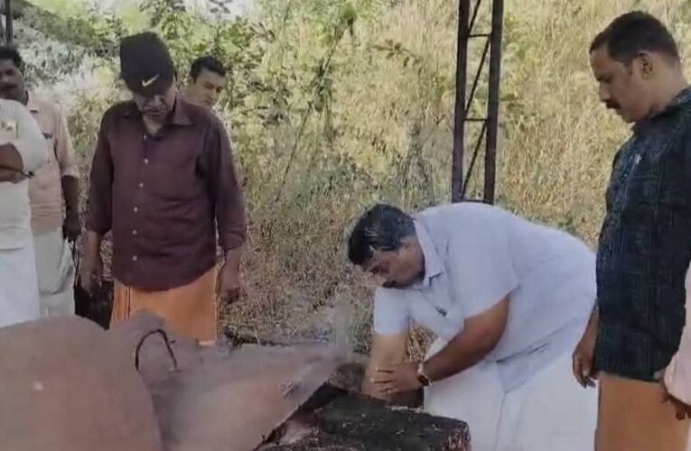 ഹാര്‍മ്മോണിസ്റ്റ് ശ്രീധരന്റെ ചിതക്ക് തീക്കൊളുത്തിയത് ഡോ.ഷാഹുല്‍ഹമീദ്