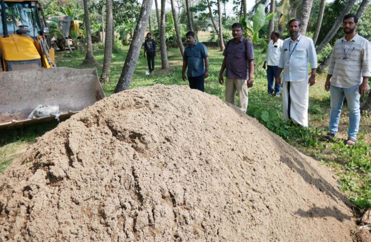 അനധികൃത മണല്‍ ശേഖരം പിടികൂടി