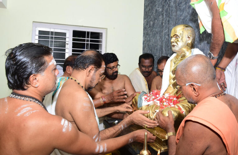 ശ്രീനാരായണ ഗുരുദേവന്റെ പഞ്ചലോഹ വിഗ്രഹം പ്രതിഷ്ഠിച്ചു.