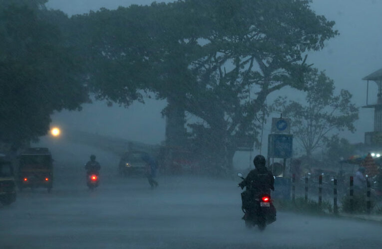 ബംഗാള്‍ ഉള്‍ക്കടലില്‍ ന്യൂനമര്‍ദം; സംസ്ഥാനത്ത് തീവ്രമഴ സാധ്യത മുന്നറിയിപ്പ്; അഞ്ച് ജില്ലകളില്‍ ഓറഞ്ച്; ഒന്‍പത് ഇടത്ത് യെല്ലോ