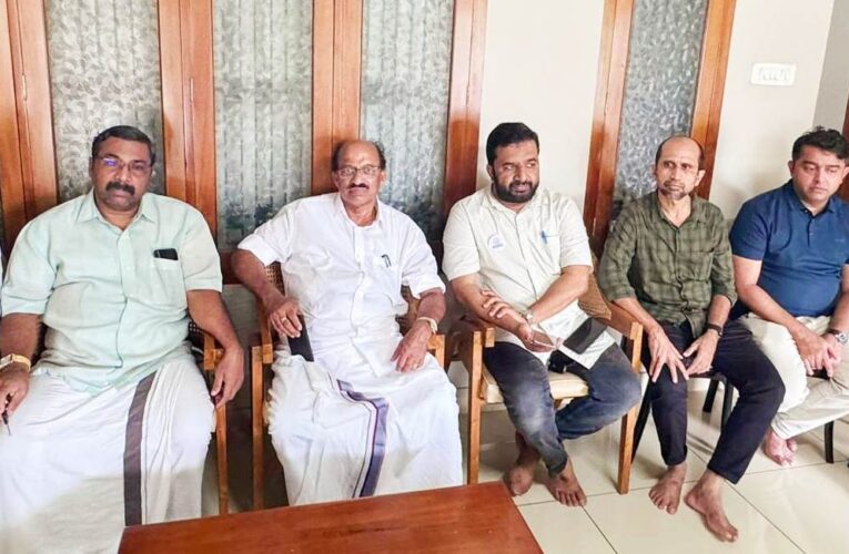 ദേവസ്യ മേച്ചേരി കെ.വി.അബൂബക്കര്‍ ഹാജിയുടെ വസതി സന്ദര്‍ശിച്ചു.