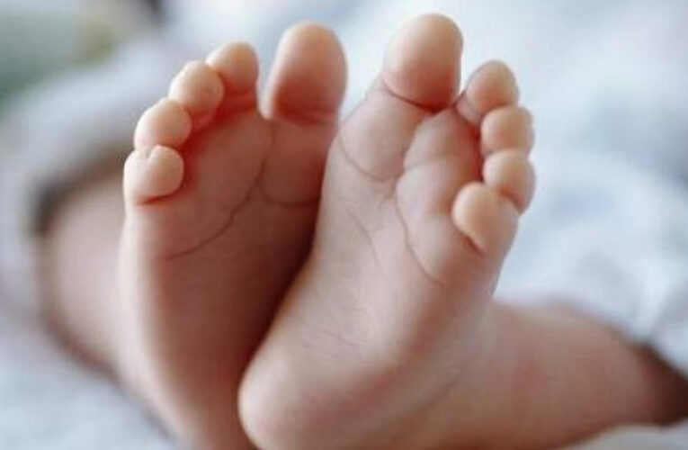 സുന്നത്ത് കര്‍മ്മത്തിനിടെ അനസ്തേഷ്യ നല്‍കിയതിനെ തുടര്‍ന്ന് രണ്ടുമാസം പ്രായമുള്ള കുഞ്ഞ് മരിച്ചു.