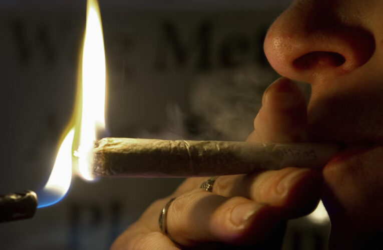 കഞ്ചാവ് ബീഡിവലിച്ച യുവാവിന്റെ പേരില്‍ പോലീസ് കേസെടുത്തു.